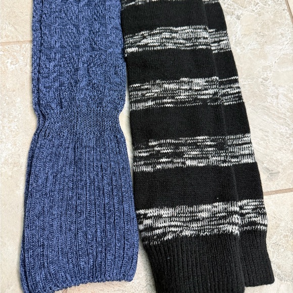Set of 2 Cozy Women’s Knit Leg Warmers in Blue and Black - Picture 2 of 2